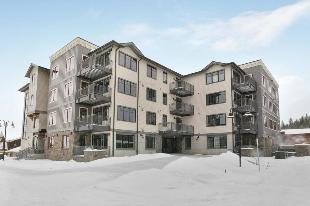 Downtown Luxury Condo #406 Near Resort With Huge Hot Tub - FREE Activities Daily, WiFi & Shuttle - thumb 1
