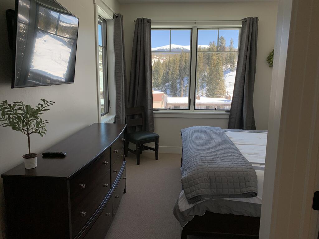 Downtown Luxury Condo #406 Near Resort With Huge Hot Tub - FREE Activities Daily, WiFi & Shuttle - thumb 3