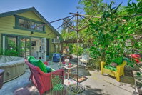 Downtown Orange Cottage w/ Garden  Hot Tub Tourism Bookings