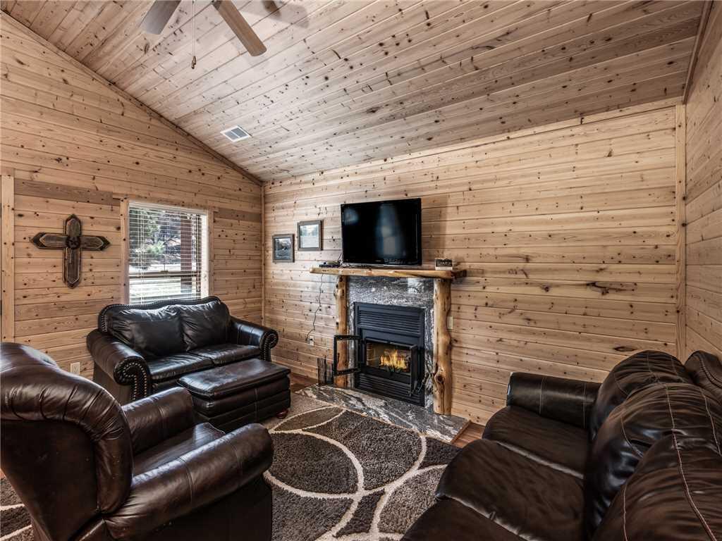 Eagle Creek Cabin 5, 1 Bedroom, Hot Tub, Grill, Fire Pit, Sleeps 4 - thumb 0