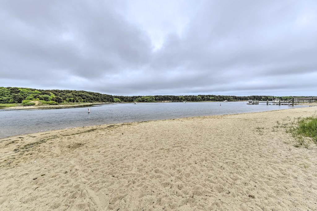 East Falmouth Home - 3-Min Walk To Private Beach! - thumb 3