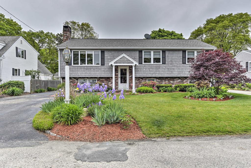 East Falmouth Home - 3-Min Walk To Private Beach! - thumb 1