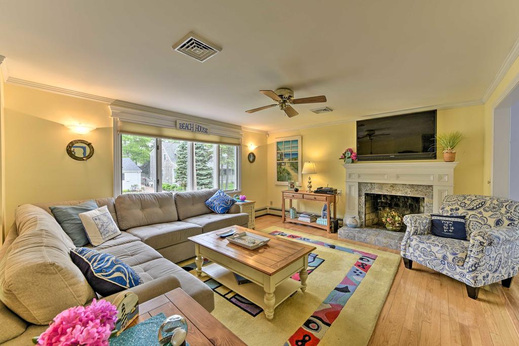 East Falmouth Home - 3-Min Walk To Private Beach! - thumb 0