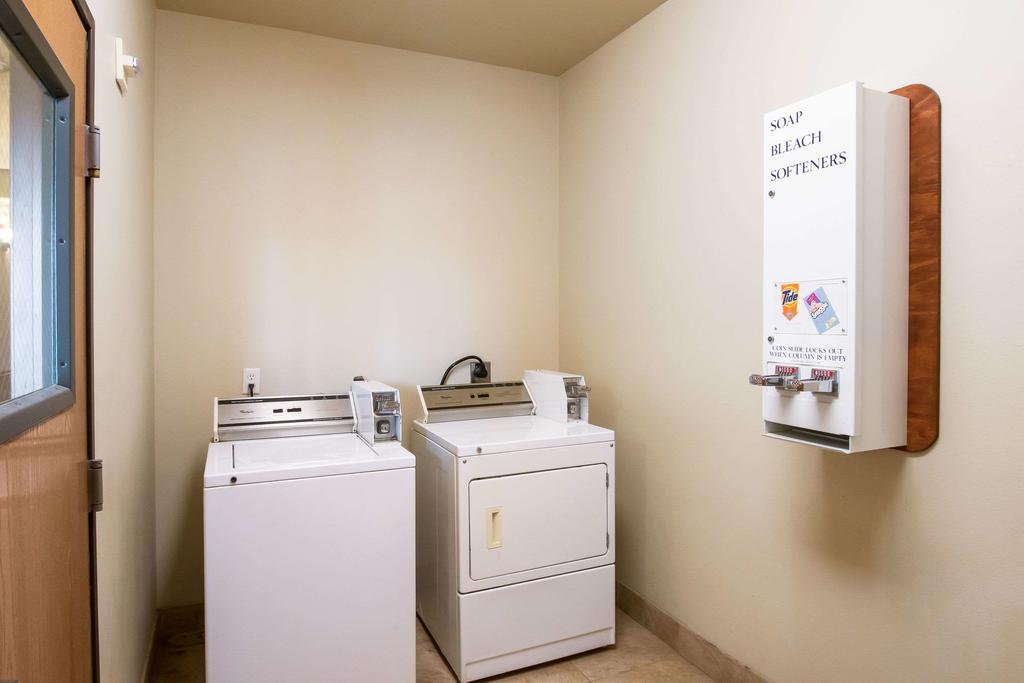 Econo Lodge Inn & Suites Bridgeport - thumb 2