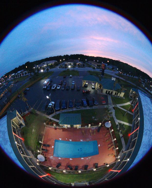 Econo Lodge Inn & Suites I-95 By Choice Hotels 30 Item Hot Breakfast Buffet Starting At 4AM - thumb 3