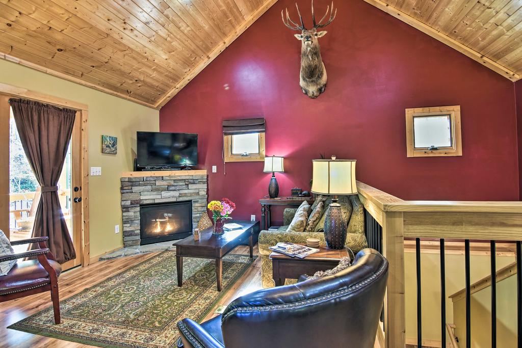 Elk Path Cabin With Hot Tub And Deck-15 Mi To Asheville - thumb 1