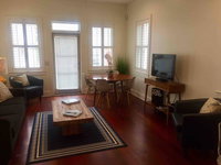 Entire 3BD/2.5BA Luxury Home 2 Blocks from King St Tourism Bookings