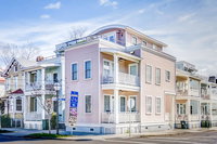 Entire 3BD/2.5BA luxury home 2 blocks from King St Tourism Bookings