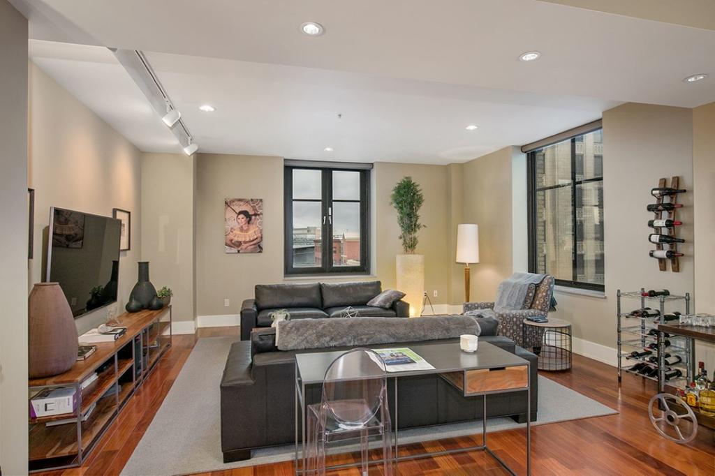 Executive Suite In Downtown Strip - thumb 3