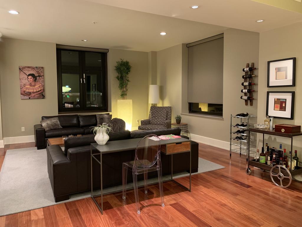 Executive Suite In Downtown Strip - thumb 0