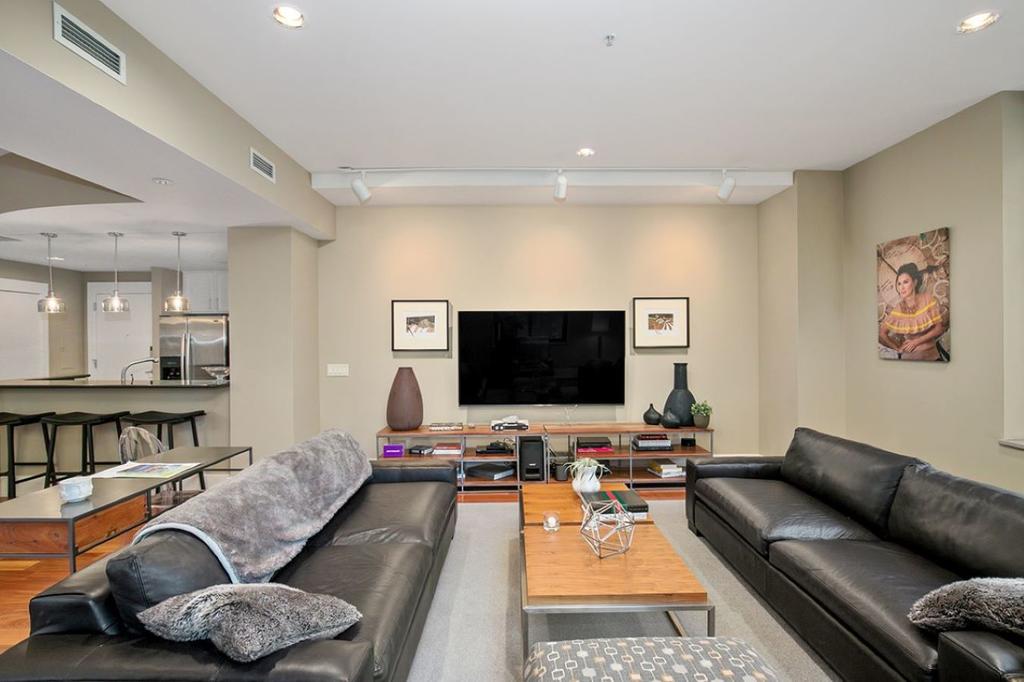 Executive Suite In Downtown Strip - thumb 2