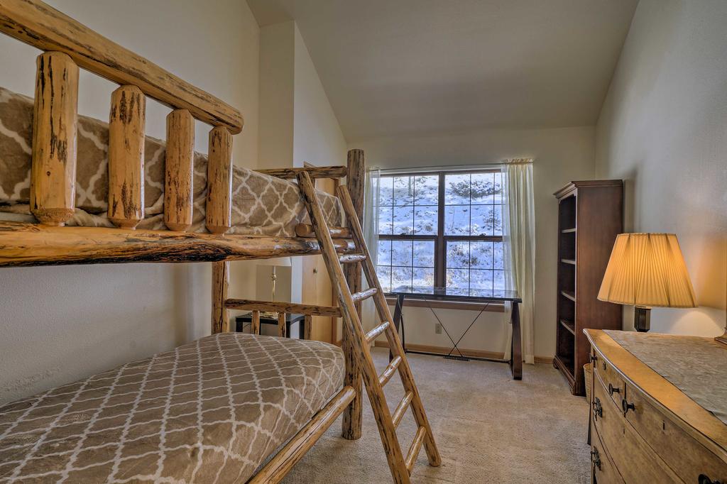 Expansive Mountain Retreat With Views Of Pikes Peak! - thumb 2