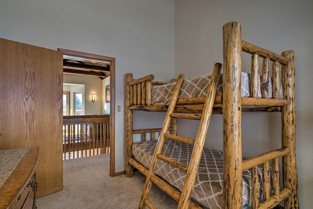 Expansive Mountain Retreat With Views Of Pikes Peak! - thumb 1