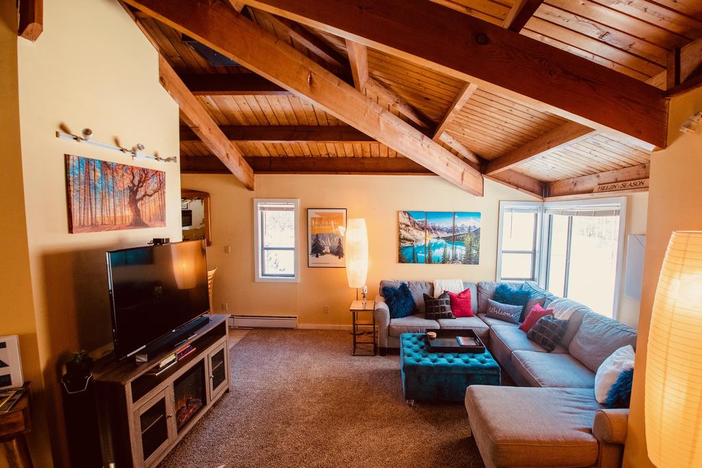 Exposed Beam 3BR Modern Mountain Retreat - thumb 0