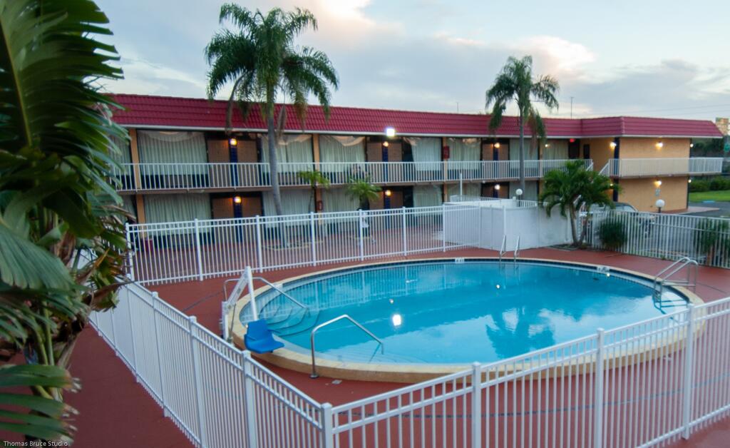 Express Inn & Suites - 5 Miles From St Petersburg Clearwater Airport - thumb 0