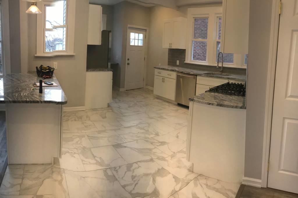 Exquisite + Private Colonial House - thumb 2
