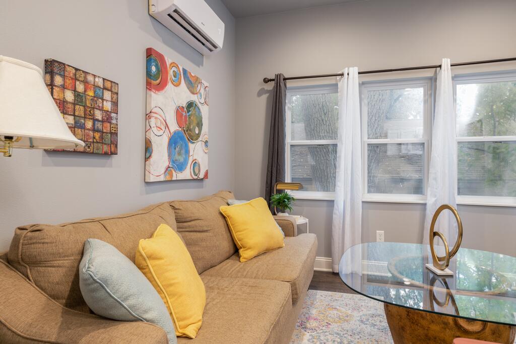 Exquisite 1BR/1BA + Kitchen - Historic C-Street - thumb 0