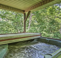 Family Cabin - Pet Friendly Hot Tub and 3Mi to Prkwy - Tourism Bookings