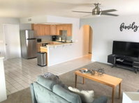 Freshly Updated 2bed 2bath with Garage  RV Parking Tourism Bookings