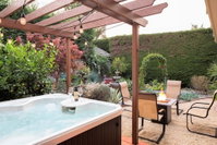 Fully Updated Three bedroom home with Hot Tub Tourism Bookings
