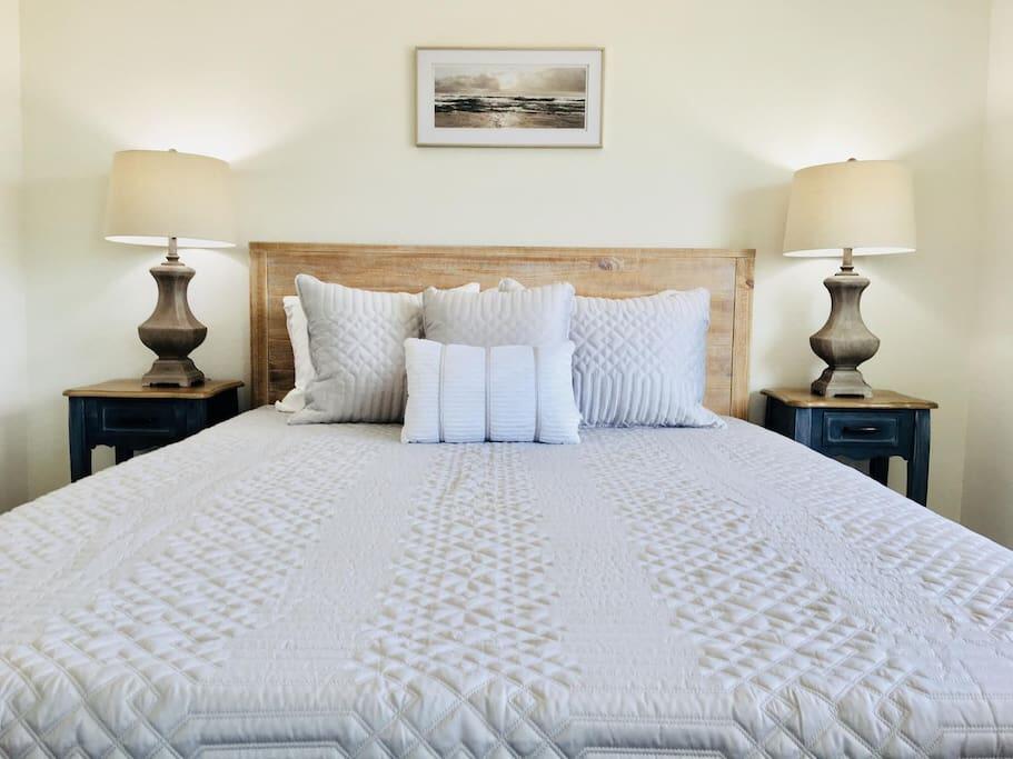 Gorgeous & Spacious Home Just 1 Mile To The Beach With A Private Yard - thumb 2