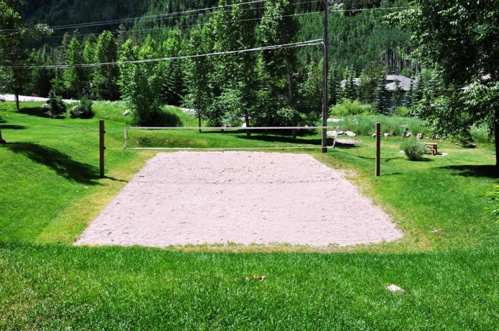 Gorgeous 2 Bedroom East Vail Condo. Hot Tub, Summer Pool, Market. - thumb 2