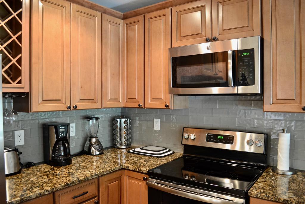 Gorgeous 2 Bedroom East Vail Condo. Hot Tub, Summer Pool, Market. - thumb 1