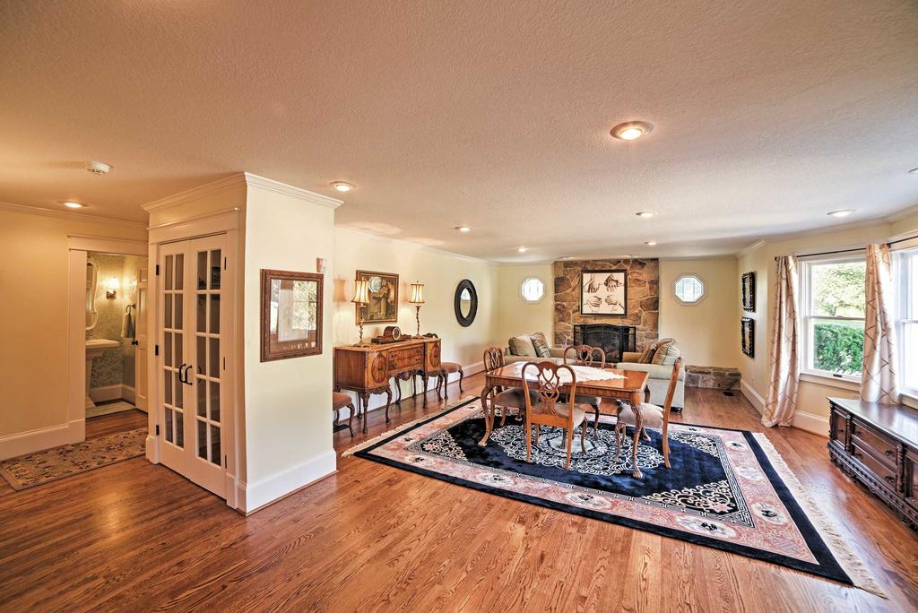 Gorgeous Cleveland House On 1.5 Acres W/ Porch! - thumb 3