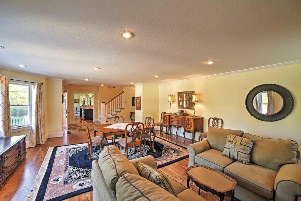 Gorgeous Cleveland House On 1.5 Acres W/ Porch! - thumb 2