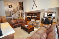 Gorgeous Spacious 4 bedroom Townhome w/ Garage Tourism Bookings