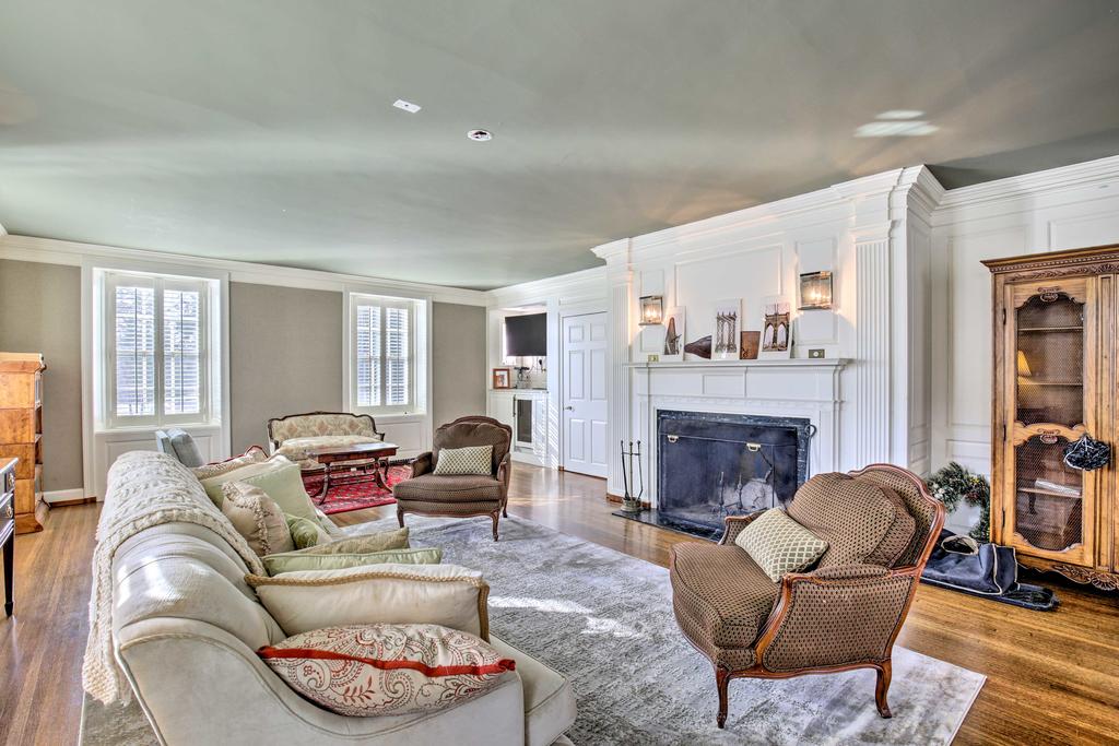 Grand Estate With Courtyard - 2 Mi To Downtown! - thumb 1