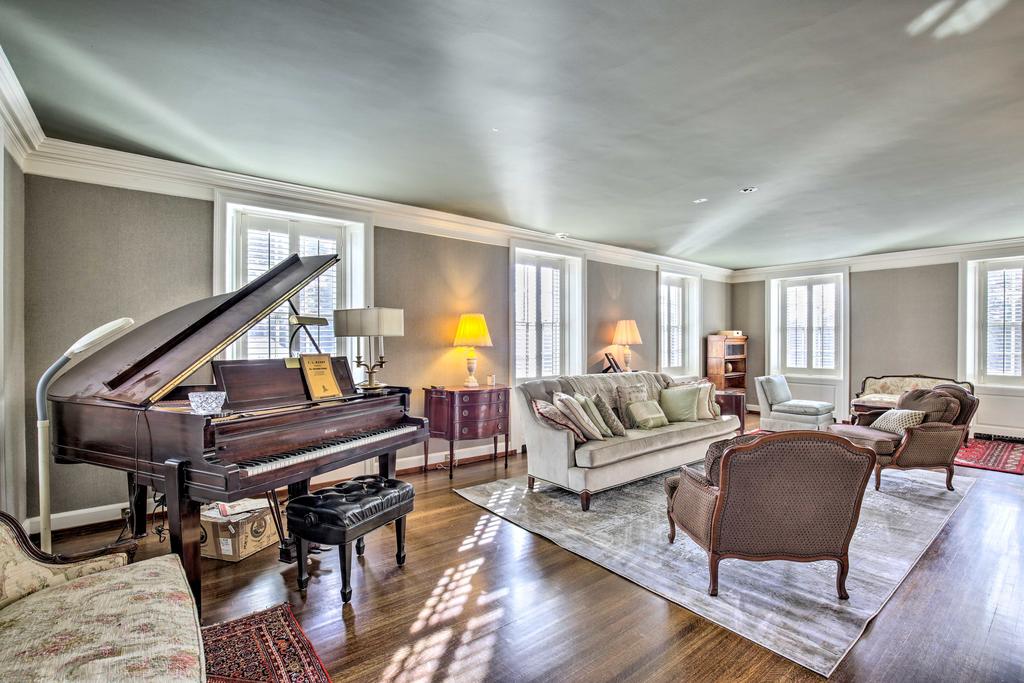 Grand Estate With Courtyard - 2 Mi To Downtown! - thumb 3