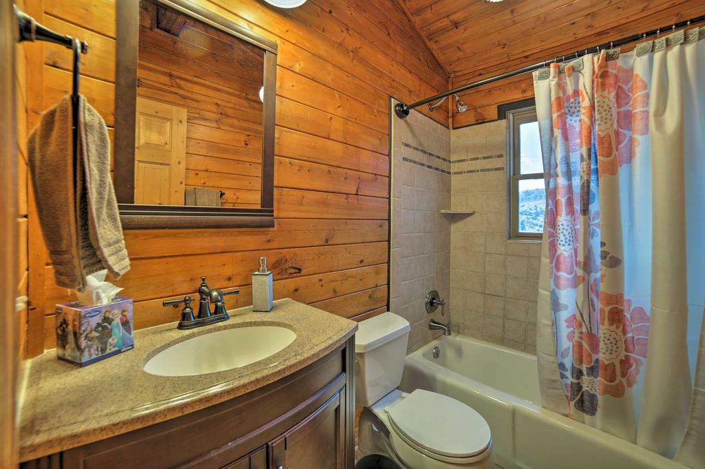 Great Views! Hot Tub And Minutes To Biking And Hiking! - thumb 0