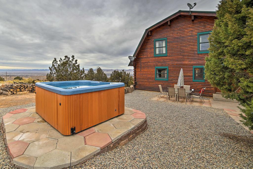 Great Views! Hot Tub And Minutes To Biking And Hiking! - thumb 1