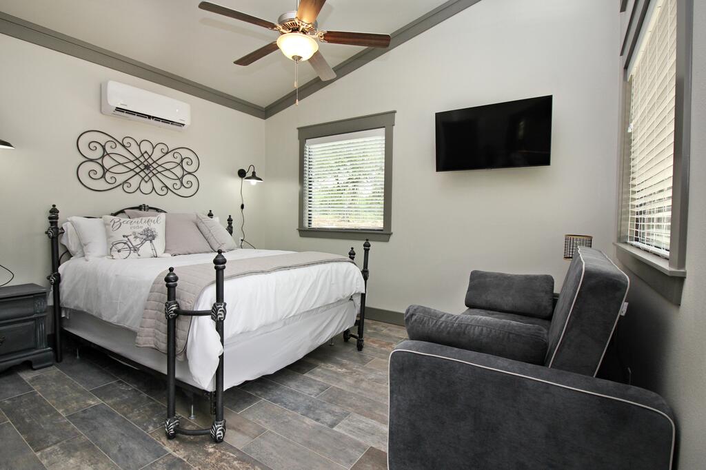 Green Acres Cottages - Boerne Suite - thumb 0