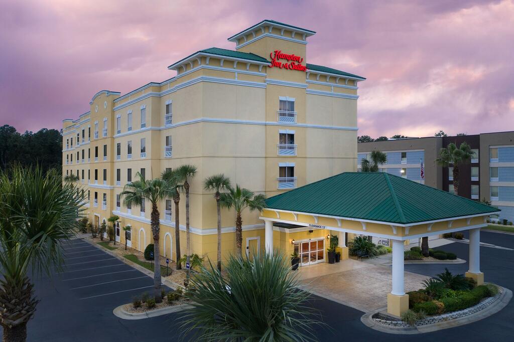 Hampton Inn & Suites - thumb 0
