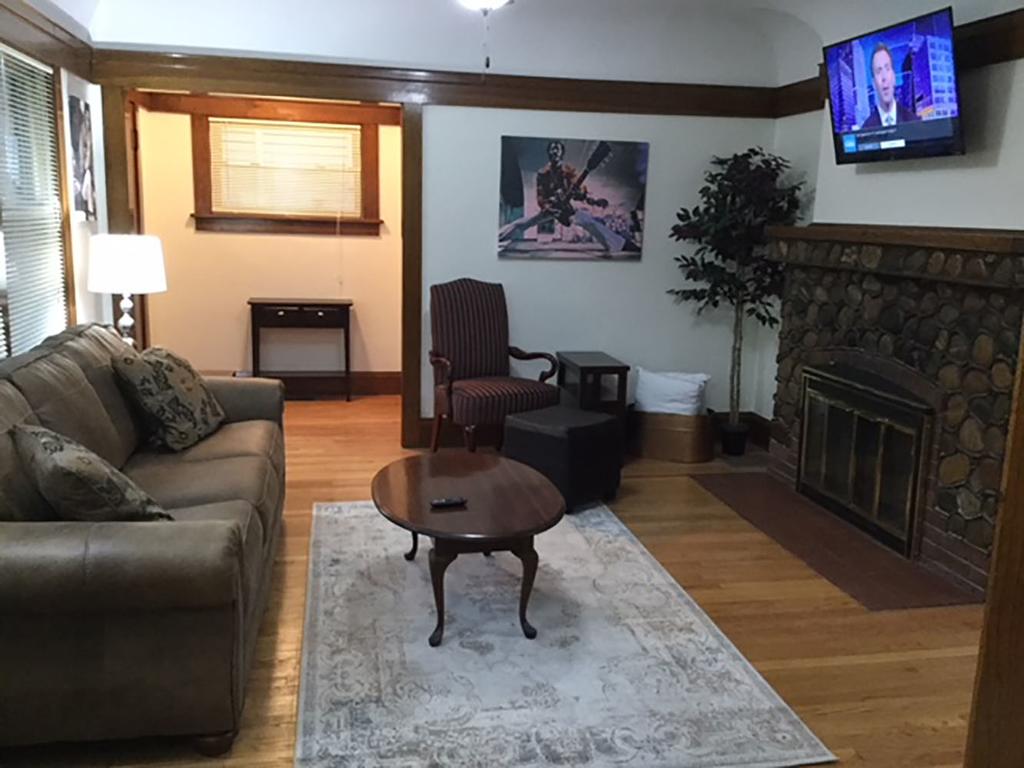 Hard Rock! Professionally Maintained, Self Check In - Sleeps 15 - thumb 0