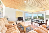 Harmony Beach House 3 Bedrooms Sleeps 6 Ocean Front Large Deck Tourism Bookings