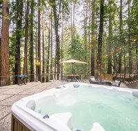 Hazel's Hideaway Hot Tub Redwoods Bonus Room - Tourism Bookings