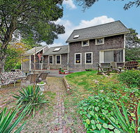 Hilltop Beach Getaway, Stunning Bay Views home - Students Accommodation