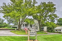 Historic 1840s Cottage - 1 Mi. to Harrisonburg Tourism Bookings