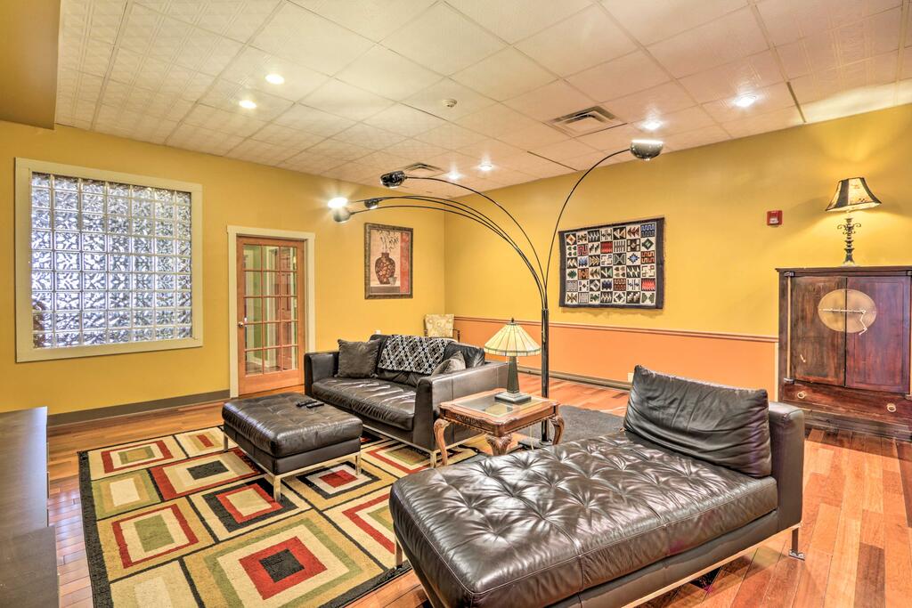 Historic Downtown Charm - Top-Floor Lancaster Apt! - thumb 0