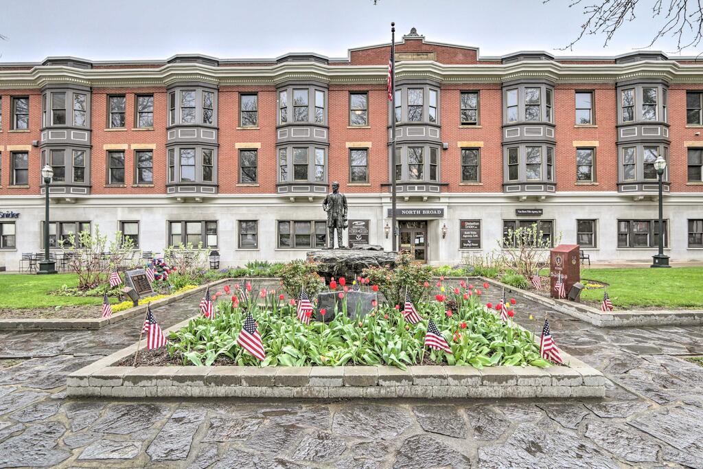 Historic Downtown Charm - Top-Floor Lancaster Apt! - thumb 2