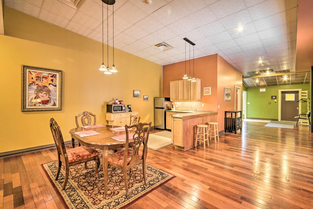 Historic Downtown Charm - Top-Floor Lancaster Apt! - thumb 3