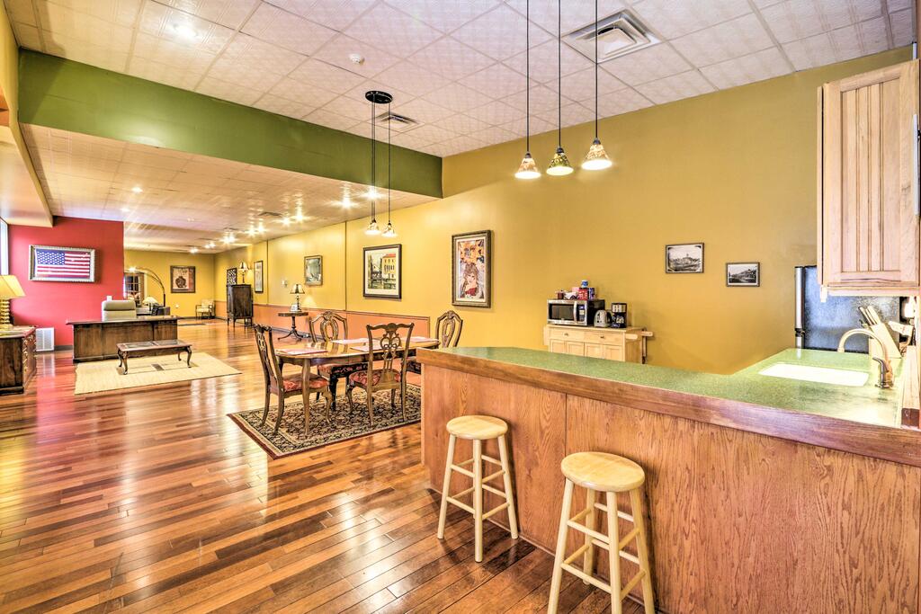 Historic Downtown Charm - Top-Floor Lancaster Apt! - thumb 1