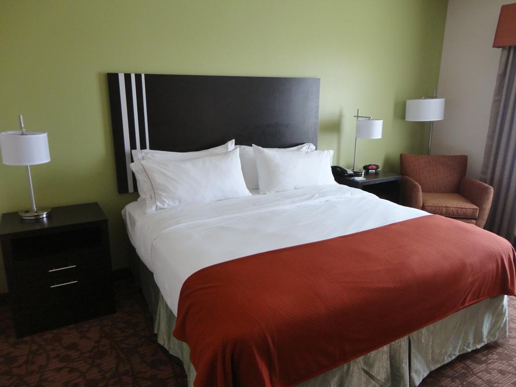 Holiday Inn Express Kenedy - thumb 3
