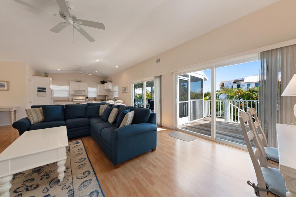 Holly Hideaway - thumb 1