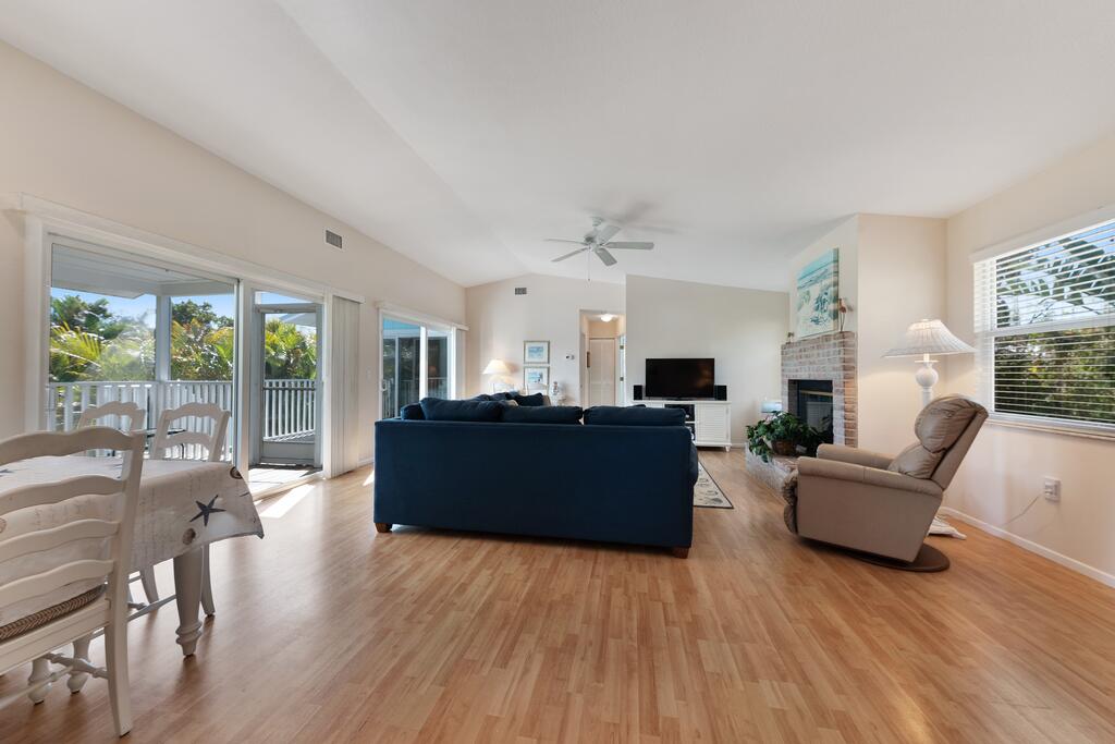 Holly Hideaway - thumb 2