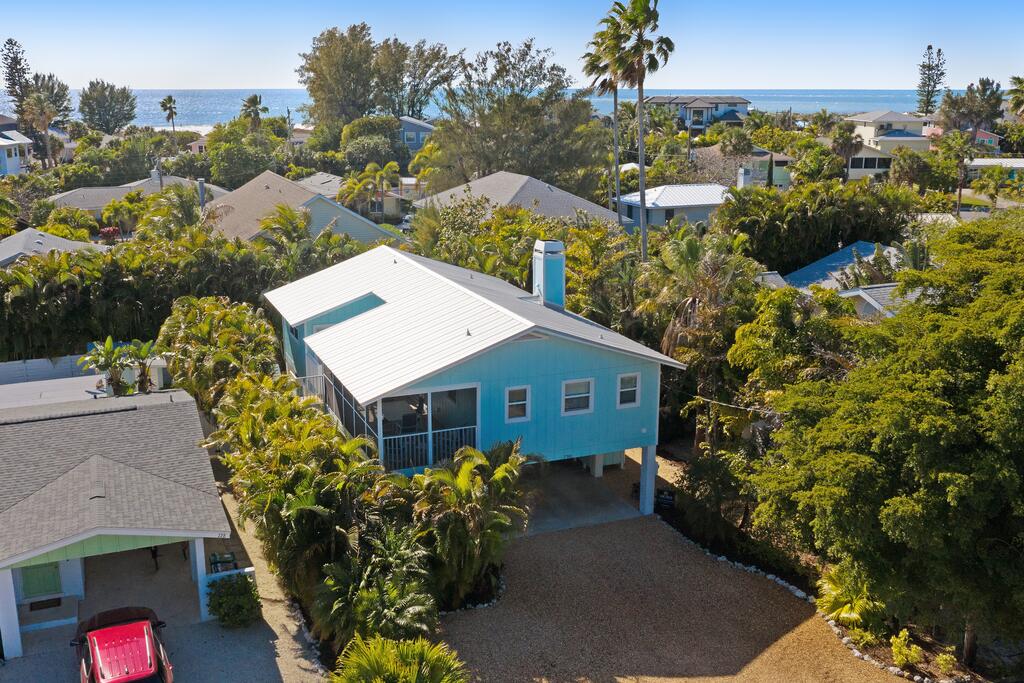 Holly Hideaway - thumb 0