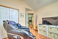 Home with Bar - Mins to Olcott Lake and Wineries USA Accommodation